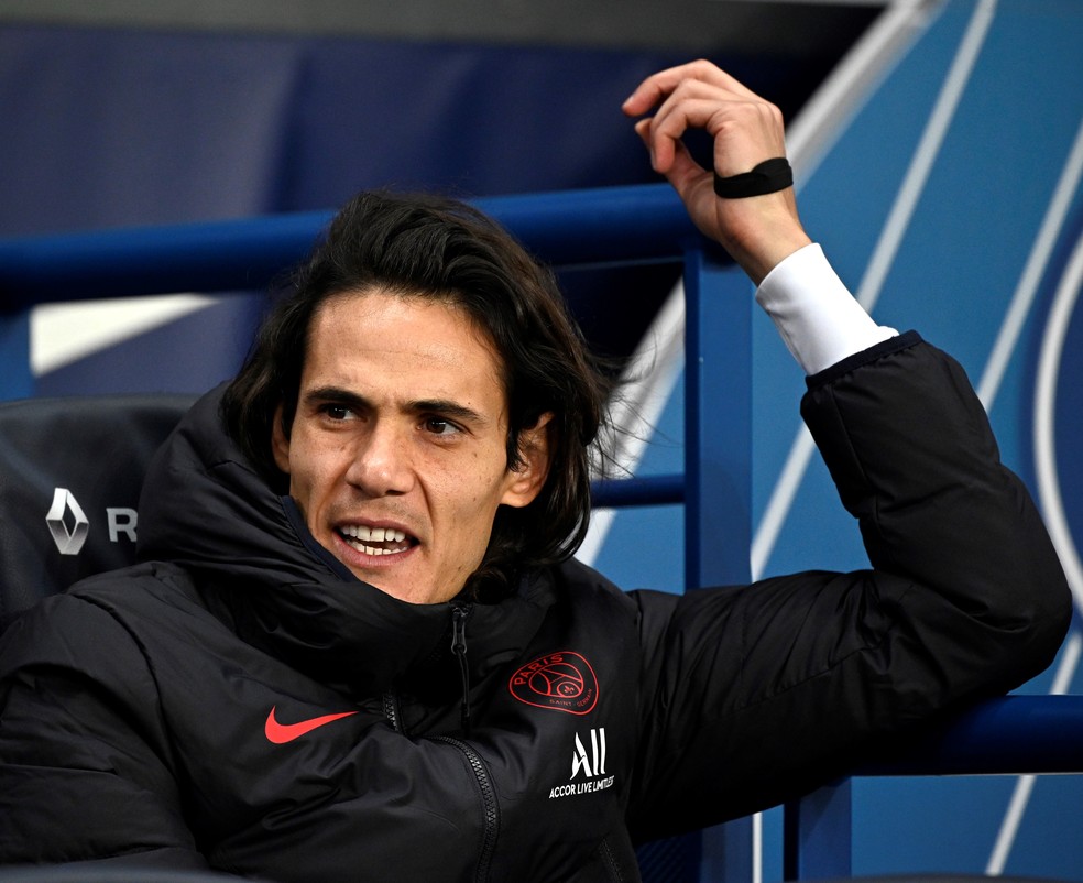 Cavani não está feliz com o período no banco do PSG — Foto: Mustafa Yalcin/Anadolu Agency via Getty Images