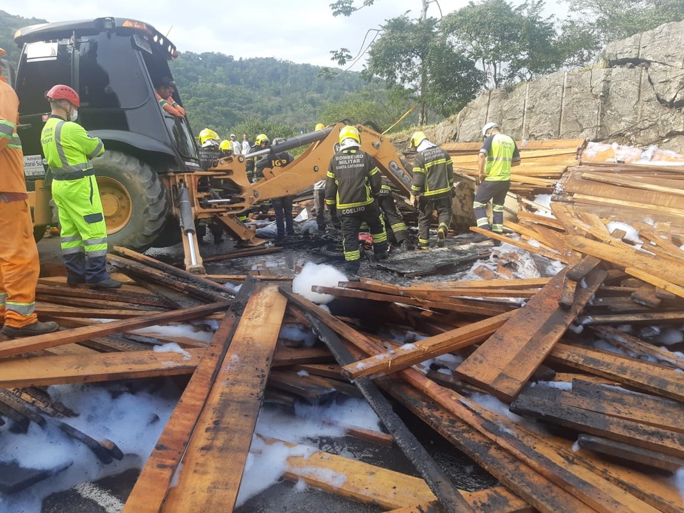 Carga do caminhão pegou fogo após o acidente — Foto: Policia Rodoviária Federal/Divulgação