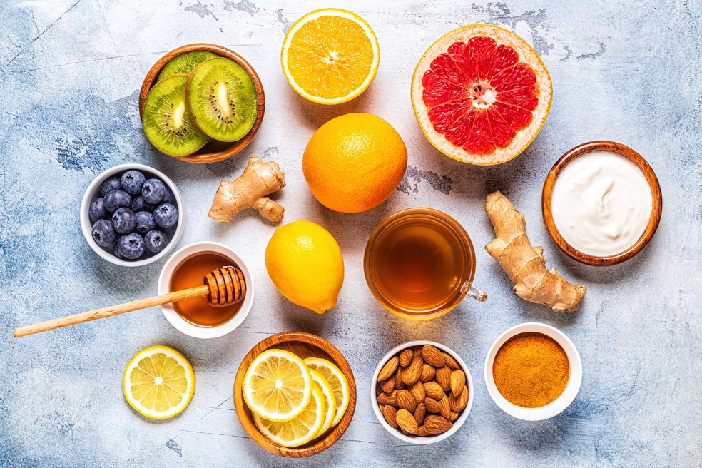 Frutas cítricas, berrys, mel, gengibre e castanhas estão entre os alimentos que ajudam a fortalecer a imunidade — Foto: Istock Getty Images