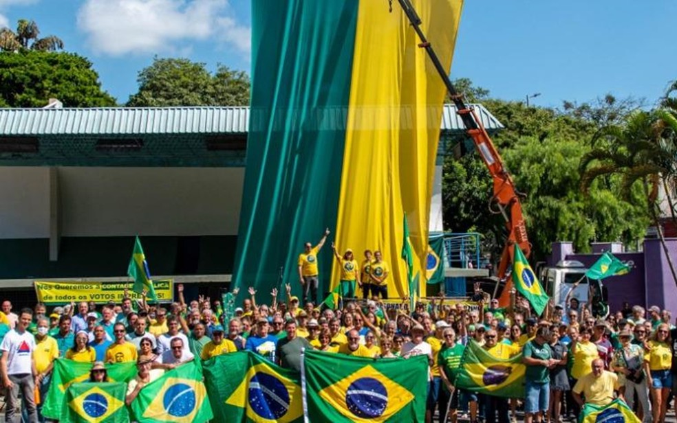 Manifestantes fazem ato a favor do governo Bolsonaro neste 1º de maio em Varginha — Foto: Ana Rios