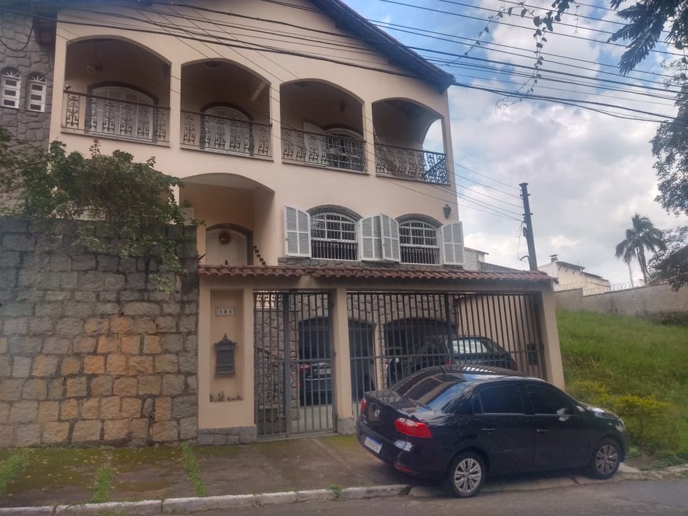 Carro descaracterizado com agentes do Ministério Público do RJ na casa de Guilherme dos Santos Hudson, em Resende (RJ), em investigação sobre suspeita de rachadinha no gabinete de Fabrício Queiroz — Foto: Giovani Rossini/TV Rio Sul