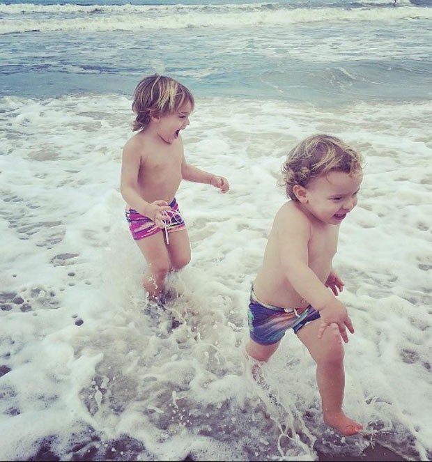 Os filhos de Regiane Alves brinca na praia (Foto: Reprodução Instagram)