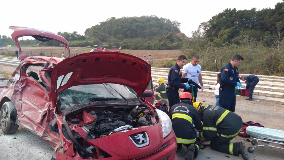 Veículo ficou destruído após colisão em Ilhota — Foto: Corpo de Bombeiros/Divulgação