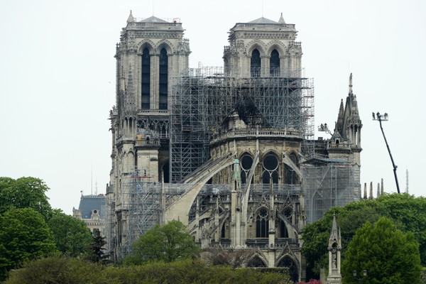 A Catedral de Notre Dame no dia seguinte ao incêndio que destruiu grande parte do interior da igreja (Foto: Getty Images)