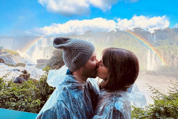 Camila Queiroz e Klebber Toledo posa com arco-íris (Foto: Instagram/Reprodução)