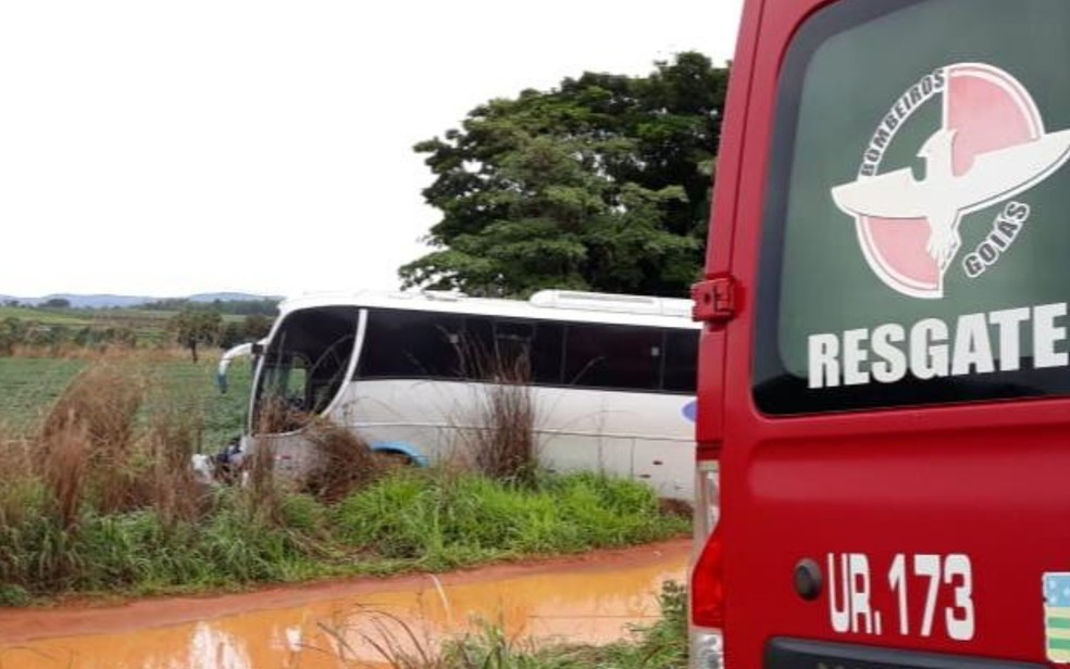 Ã?nibus e carro saÃ­ram da pista, em Formosa, GoiÃ¡s â?? Foto: DivulgaÃ§Ã£o/Corpo de Bombeiros
