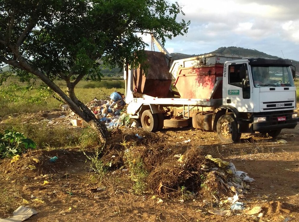 Caminhão despejando irregularmente o lixo no antigo depósito, em Palmeira dos Índios, AL (Foto: Josineide Soares/Arquivo Pessoal)