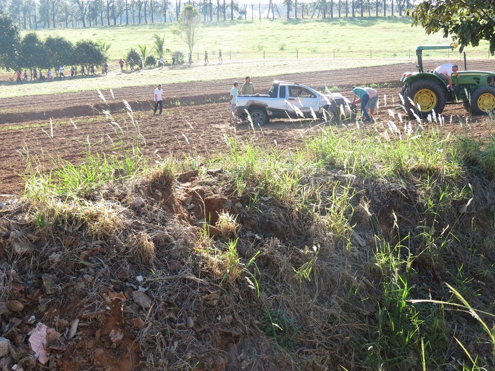 Vítimas foram arremessadas do veículo, conforme a polícia — Foto: Jorge Zanoni/Cedida