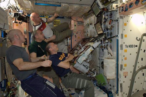 Vom Astronauten Reid Wiseman auf Twitter veröffentlichte Bilder zeigen eine Gruppe auf der Internationalen Raumstation, die das Spiel zwischen Argentinien und Deutschland verfolgt, das in Brasilien ausgetragen wurde (Foto: Reproduktion/Twitter/@astro_reid)