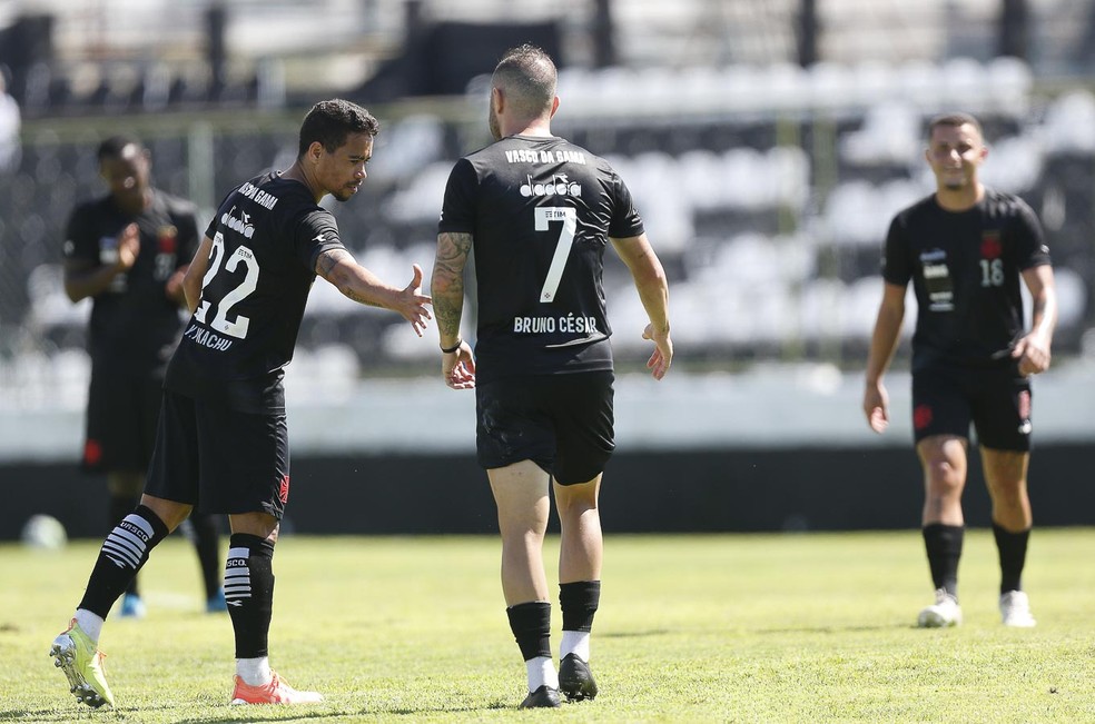 Bruno C�sar comemora gol do Vasco com Pikachu em jogo-treino contra o Volta Redonda � Foto: Rafael Ribeiro/Vasco