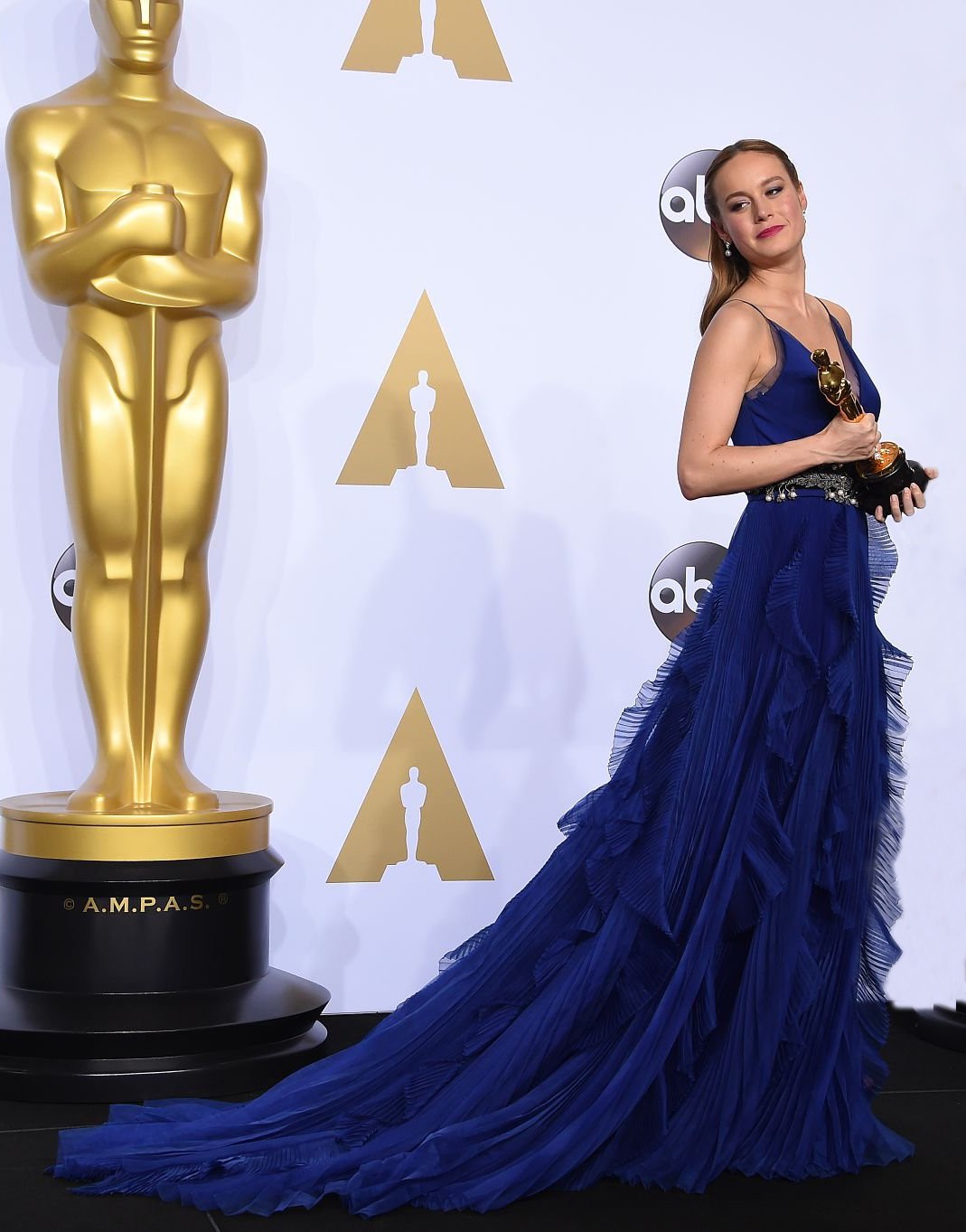 Em 2016, Brie Larson recebeu um Oscar de Melhor Atriz pelo drama Room. Na noite especial, a atriz usou um vestido com saia de plumas e babados, da Gucci que aumentou de valor, de US$ 32 mil, em 2016, para US$ 40 mil, segundo a Bazaar  ROBYN BECK/AFP via Getty Images