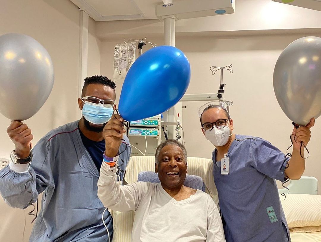 Pelé agradece enfermeiros em nova foto nas redes sociais (Foto: Reprodução / Instagram)