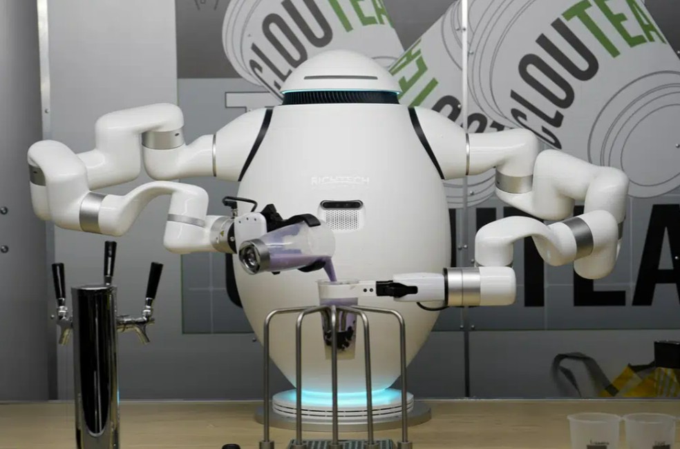 Estande da Richtech Robotics durante o show de tecnologia da CES na sexta-feira, 6 de janeiro de 2023, em Las Vegas &mdash; Foto: John Locher/AP