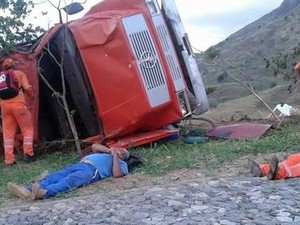 Caminhão tombou na estrada principal de acesso ao Pico da Ibituruna (Foto: Corpo de Bombeiros/Divulgação  )
