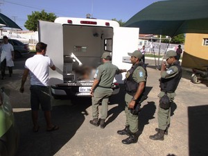 Corpo foi levado para hospital onde será feito o exame cadavérico (Foto: Socorro Pereira/Portal Jenipapo)