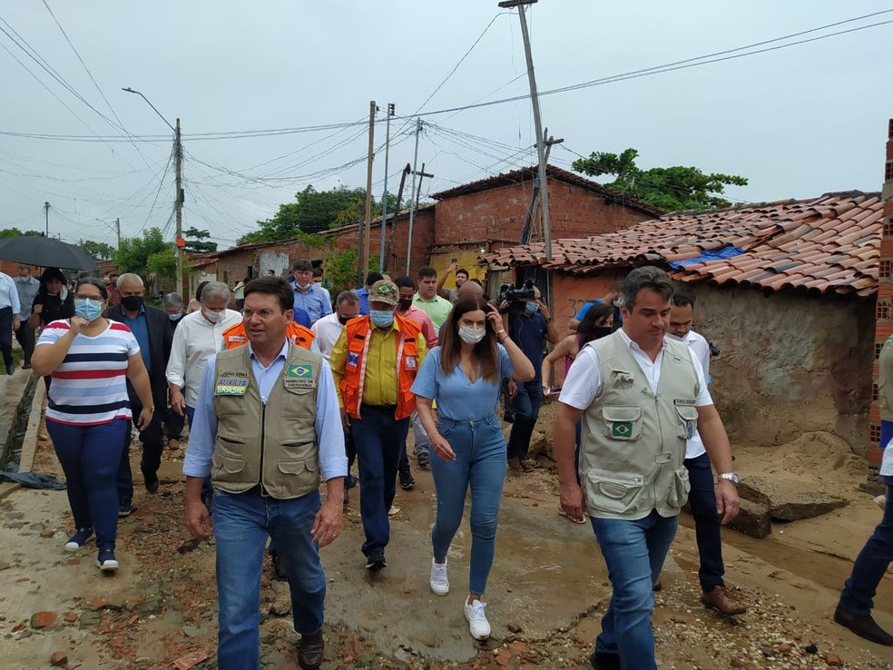 Ministros sobrevoam regiões atingidas por enchentes em Teresina — Foto: Andrê Nascimento/g1