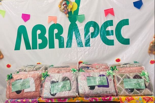 Abrapec distribui kits de inverno para pessoas em tratamento contra o câncer em São João da Boa Vista