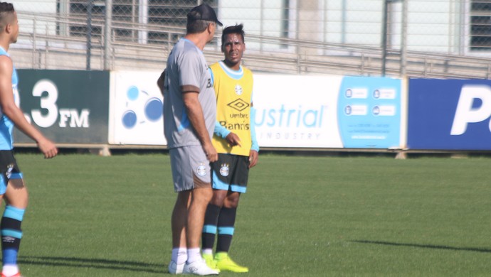 Atacante sul-africano joga acréscimos e realiza "sonho" de estrear no Grêmio