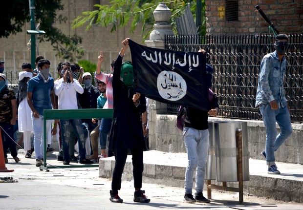 Manifestantes da Caxemira vistos com a bandeira do Estado Islâmico (Foto: Getty Images)