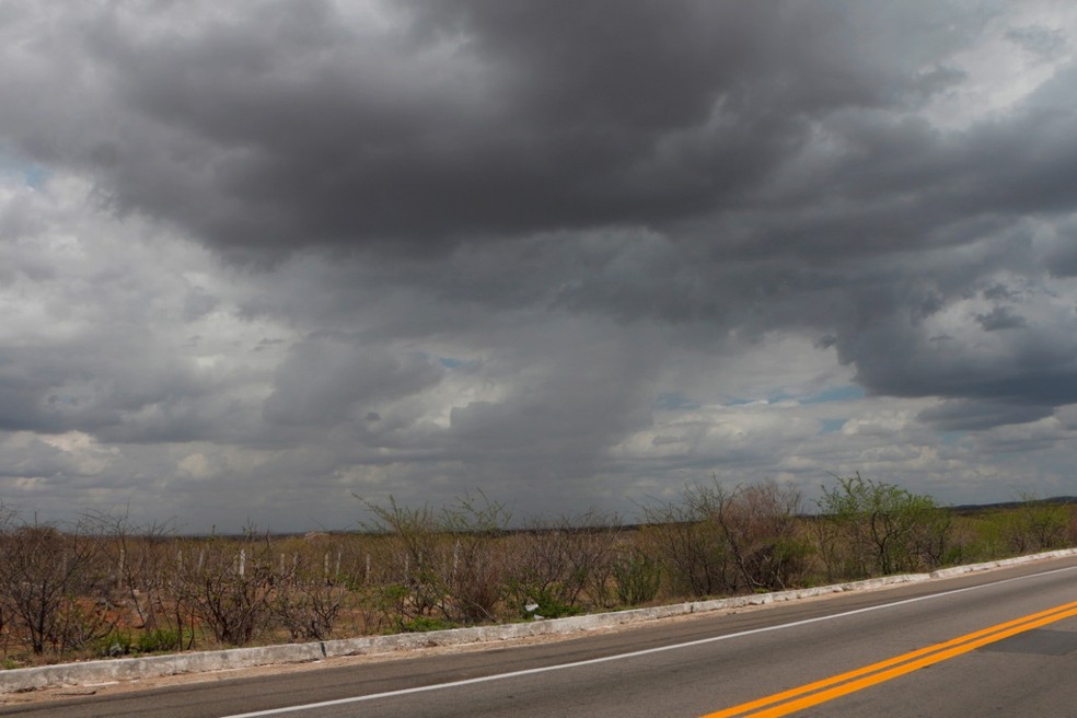 Nuvens em estrada do RN — Foto: Raiane Miranda
