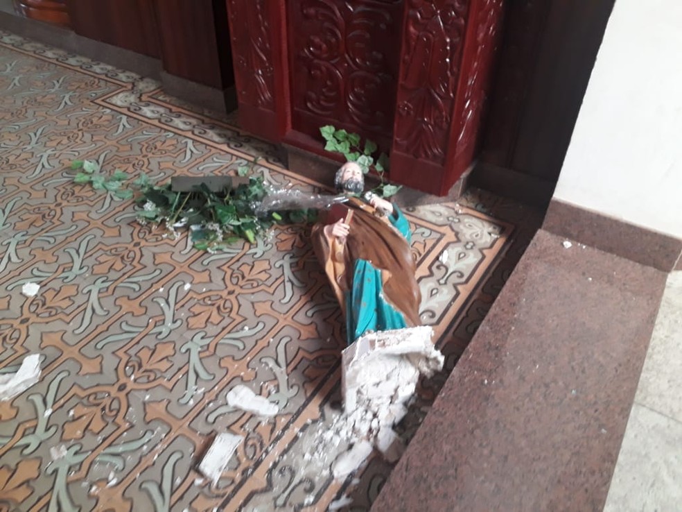 Imagem de S&atilde;o Pedro, padroeiro da cidade, foi destru&iacute;da &mdash; Foto: Secretaria Paroquial de Presidente Epit&aacute;cio
