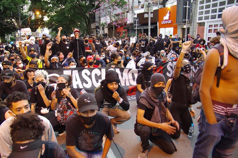 Protesto contra o governo Jair Bolsonaro, na região de Pinheiros, no Largo da Batata, em São Paulo (SP), neste domingo (7). Manifestantes começaram marcha em direção à Avenida Paulista, mas foram parados por bloqueios da policia militar na rua dos Pinheiros — Foto: Roberto Sungi/Futura Press/Estadão Conteúdo