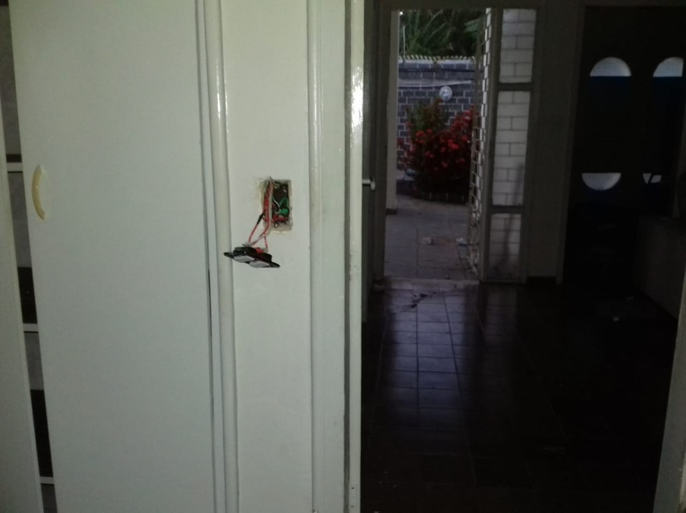 Criminosos levaram tomadas e outros objetos da casa — Foto: Nathaly Correia/G1