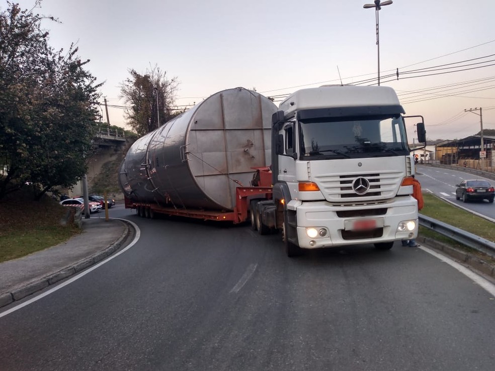 Carreta enroscou em fios de avenida em Sorocaba (SP) — Foto: Divulgação/Urbes