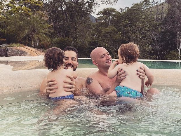 Paulo Gustavo e Thales Bretas com Romeu e Gael (Foto: Reprodução/Instagram)