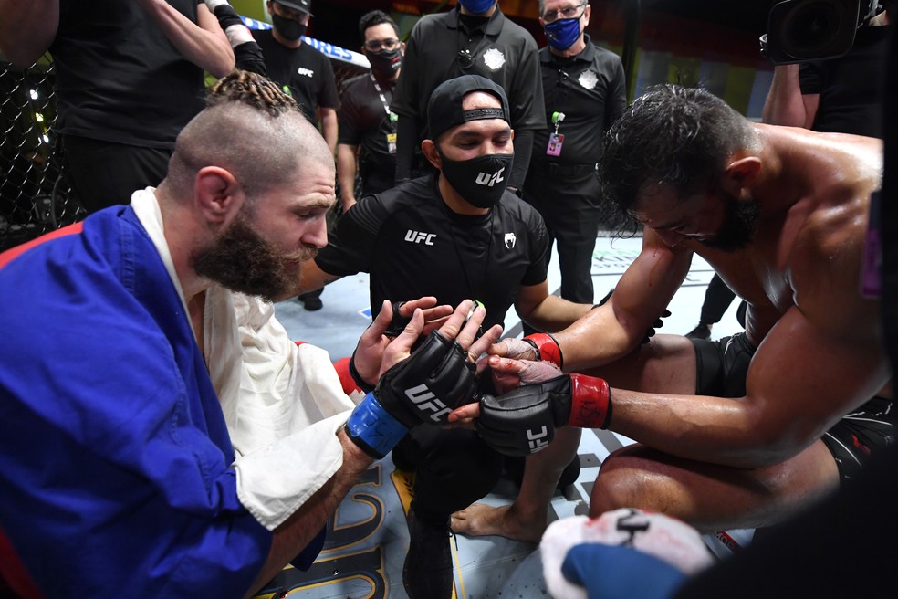 Jiri Prochazka cumprimenta Dominick Reyes após a vitória no UFC — Foto: Jeff Bottari/Zuffa LLC