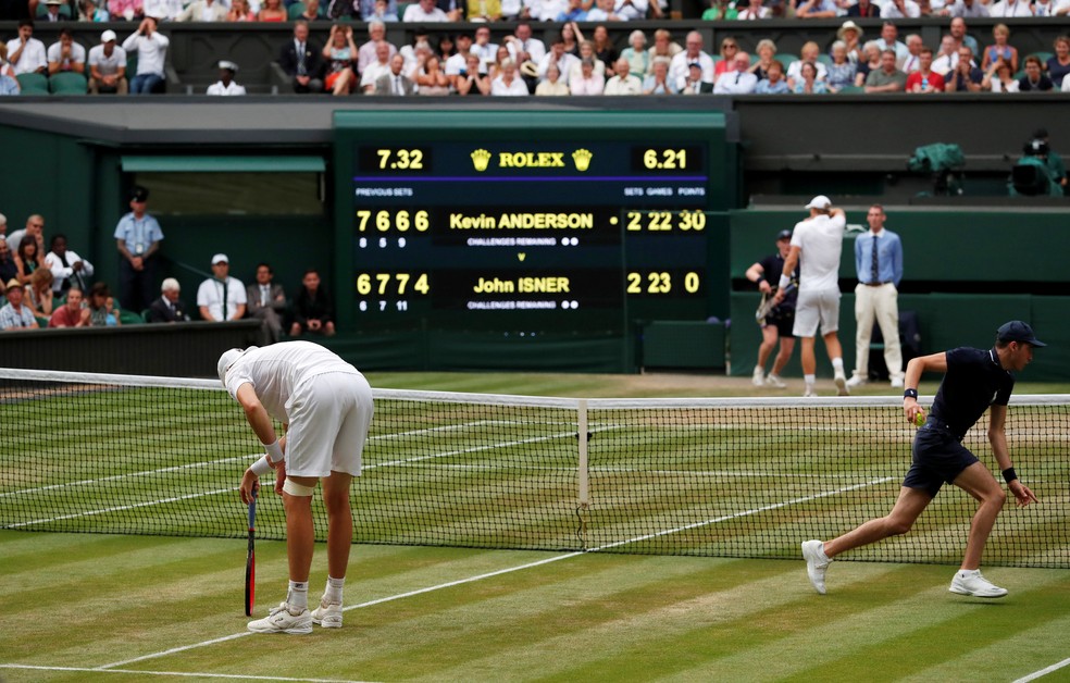 John Isner mostra exaustão já depois de 6h de jogo (Foto: REUTERS/Andrew Boyers)
