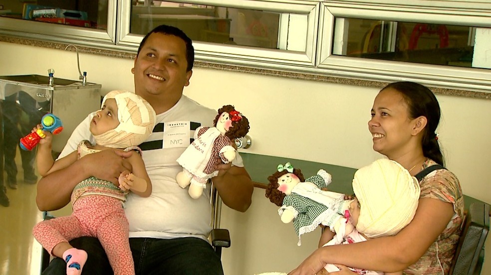 Artesãs voluntárias confeccionaram 'bonecas siamesas' doadas a Maria Ysadora e Maria Ysabelle — Foto: Cláudio Oliveira/EPTV