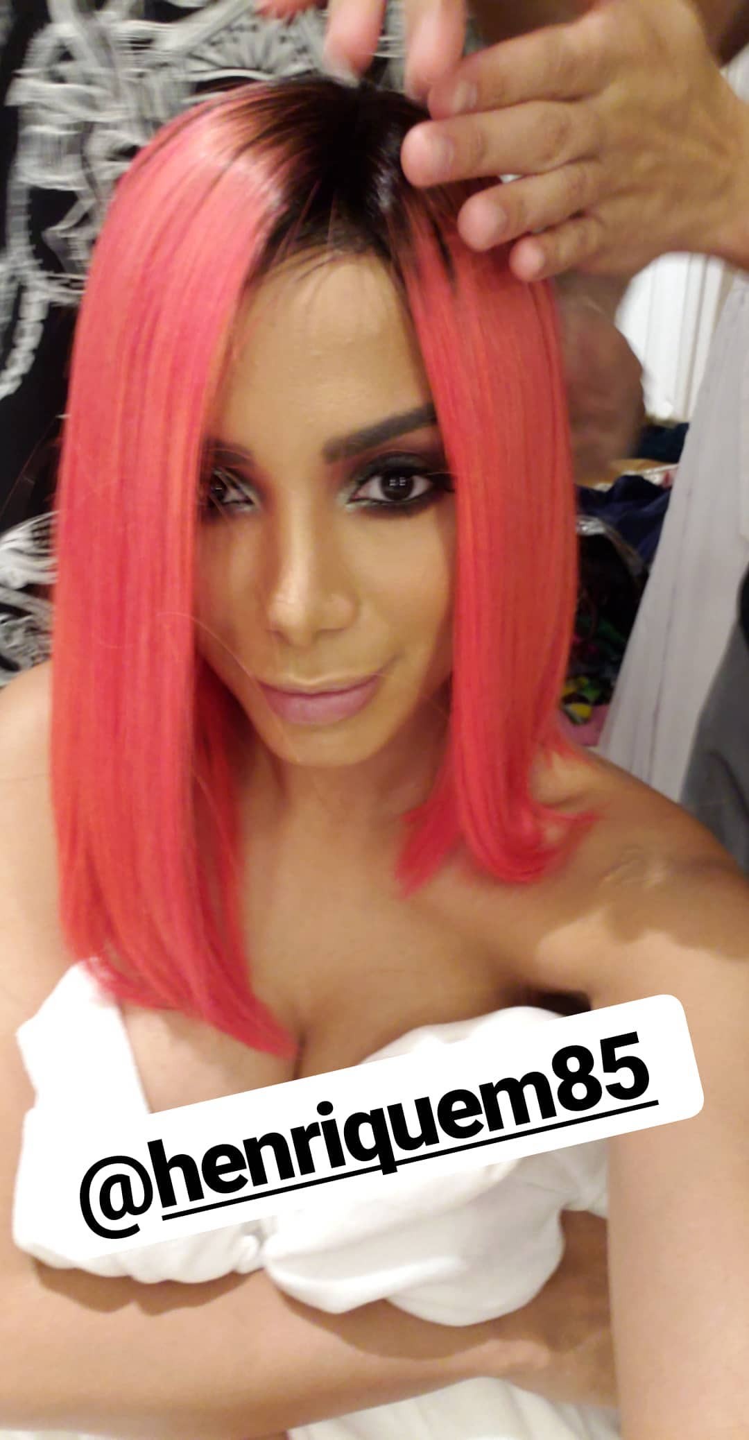 Anitta aparece com o cabelo rosa no Instagram