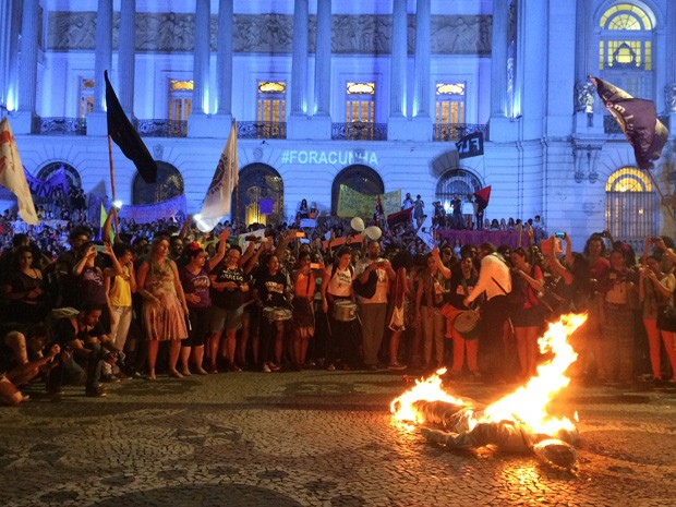 Manifestantes queimaram um boneco que representava Eduardo Cunha (Foto: Daniel Silveira/ G1)