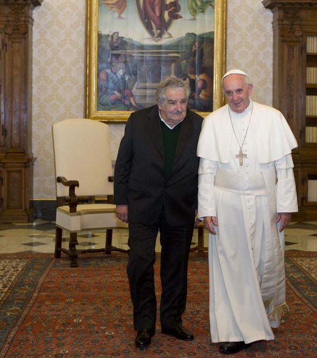 O presidente do Uruguai, José Mujica, é recebido pelo Papa Francisco no Vaticano neste sábado (1º)  (Foto: Alessandra Tarantino/AFP)
