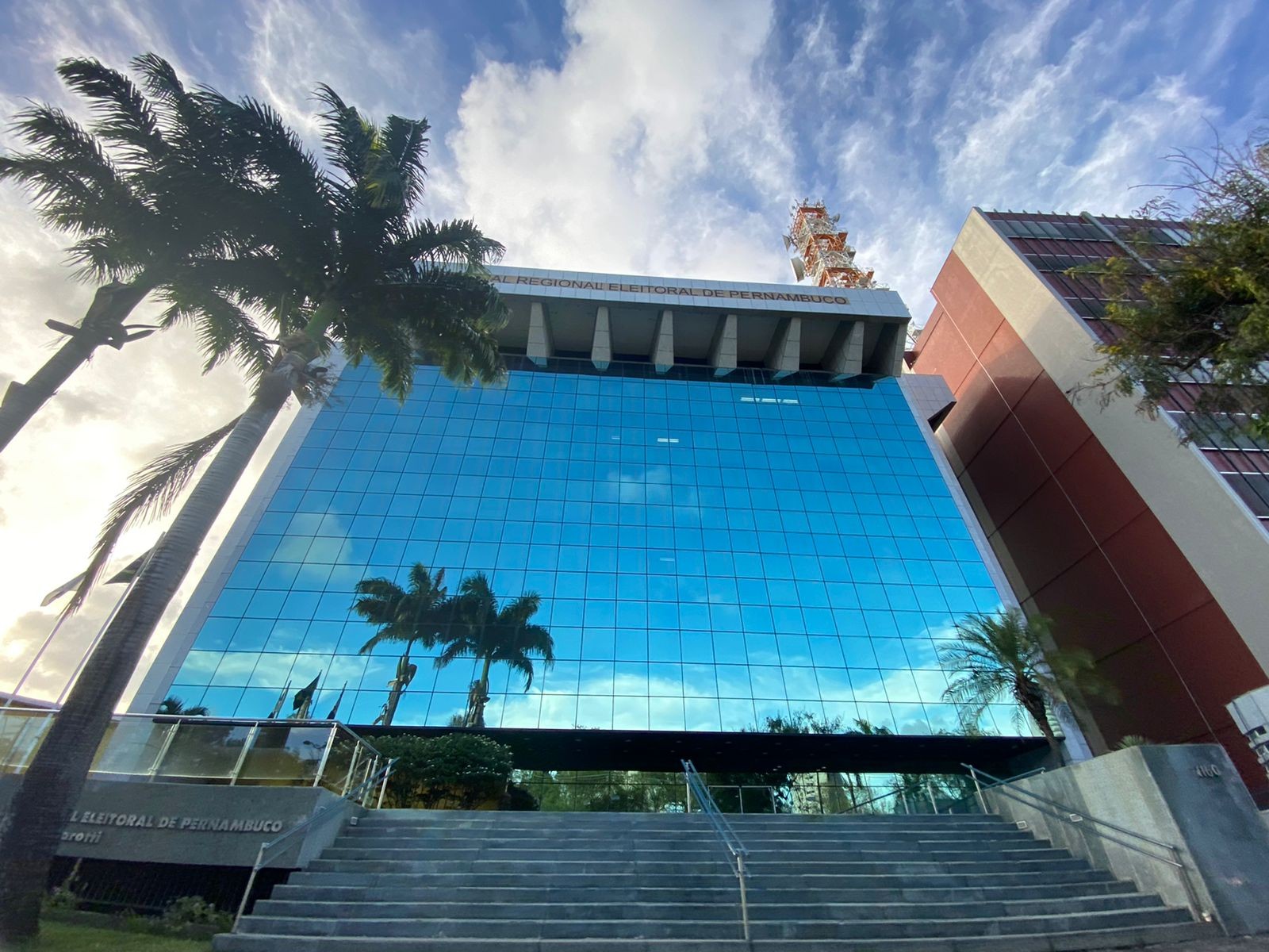 TRE-PE recolhe 50 bases de concreto com bandeiras afixadas com propagandas eleitorais no Recife