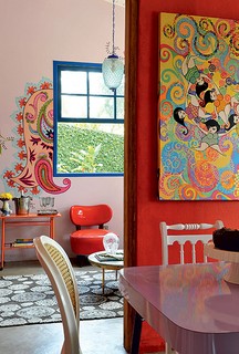 Os desenhos psicodélicos de amebas, flores e arabescos estão no quadro da artista Regina Kioko, na cozinha, e na parede da sala, feita por Isabel Morse e Claudia Justo