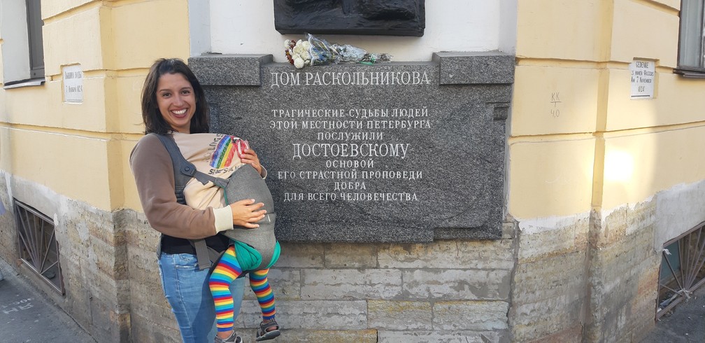 Gabriela com Olívia em São Petersburgo, na Rússia. — Foto: Arquivo pessoal/Gabriela Antunes