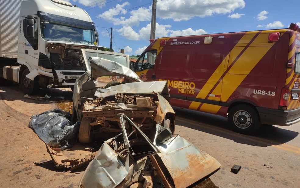 Carro fica completamente destruído em acidente envolvendo caminhão em Palmelo — Foto: Divulgação/Bombeiros