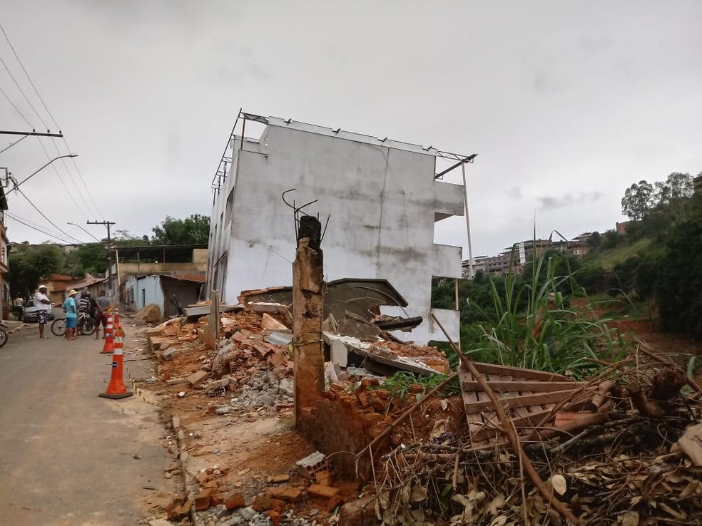 Casa desabou no Bairro Encoberto em Muriaé — Foto: Prefeitura de Muriaé/Divulgação