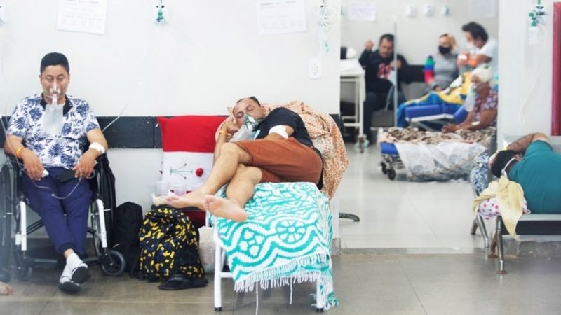 Pacientes em assentos improvisados no Hospital Pronto Socorro, em Brasília; falência do sistema de saúde já era prevista, diz o médico Marcos Boulos (Foto: EPA/JOEDSON ALVES)