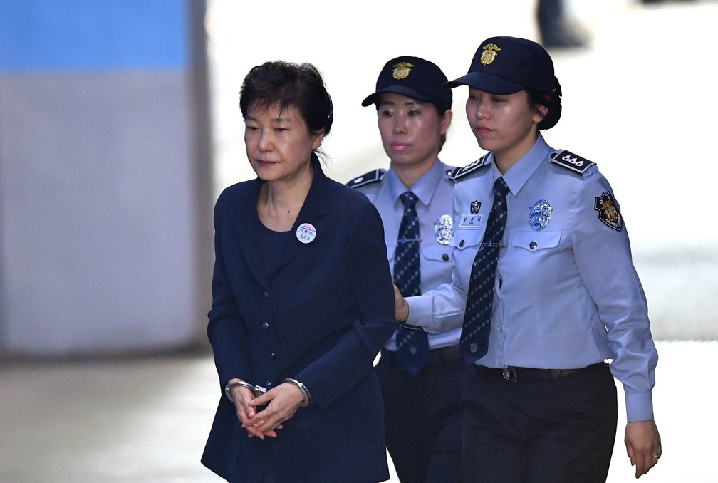 Park Geun-hye, em foto de 2017, ao chegar ao distrito Central de Seul para seu julgamento — Foto: Jung Yeon-je/AFP