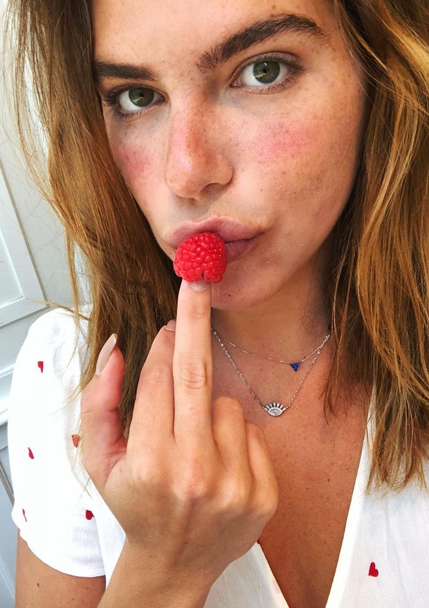 Mariana Goldfarb faz gesto obsceno com fruta no dedo (Foto: Reprodução/Instagram)