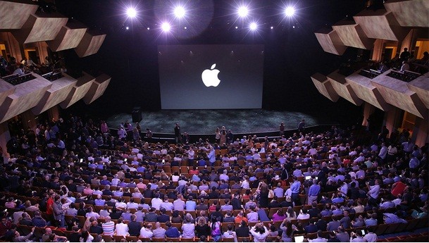 Plateia no evento da Apple nesta terça-feira (Foto: Divulgação)