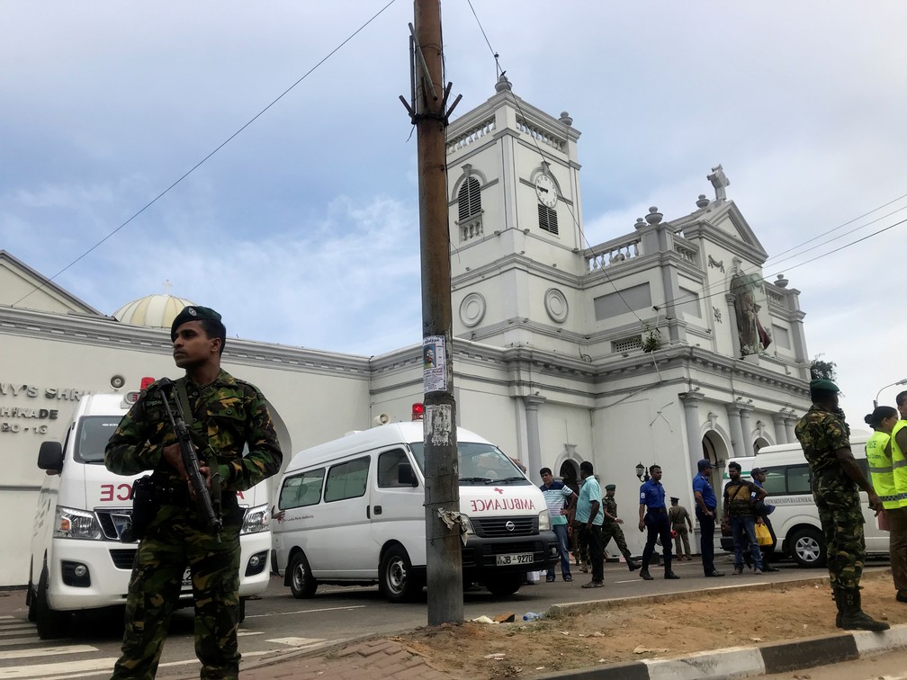 Militares isolam Ã¡rea prÃ³xima de igreja no Sri Lanka â€” Foto: Dinuka Liyanawatte/Reuters