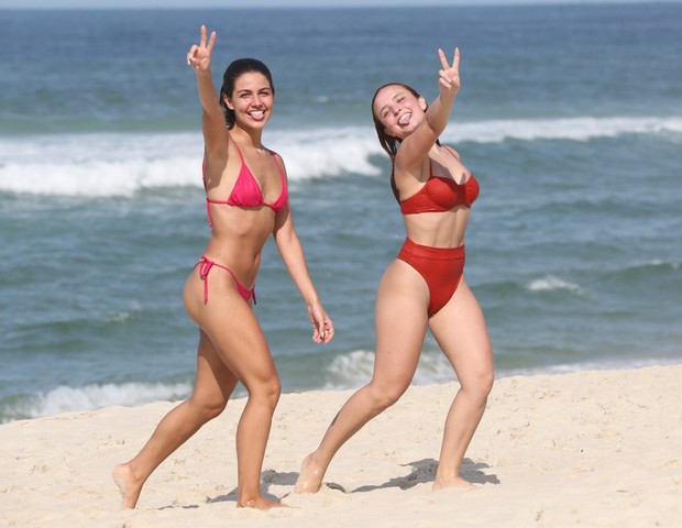 Larissa Manoela e amiga  na Praia da Barra da Tijuca (Foto: Dilson Silva/AgNews)