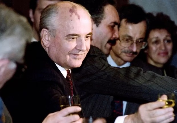Mikhail Gorbachev, visto aqui levantando uma taça em 26 de dezembro de 1991 em sua festa de despedida, era um líder enérgico, mas indeciso (Foto: GETTY IMAGES via BBC Brasil)
