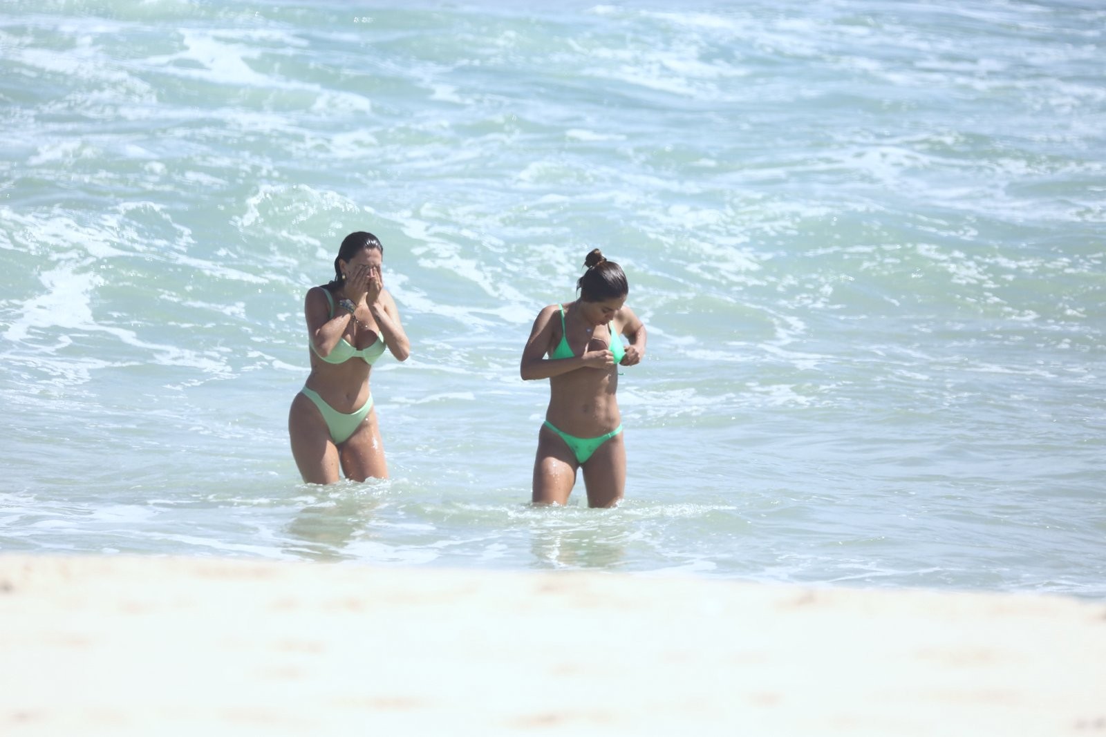 Anitta curte dia de praia na companhia da cunhada, Jeni Monteiro (Foto: AgNews)