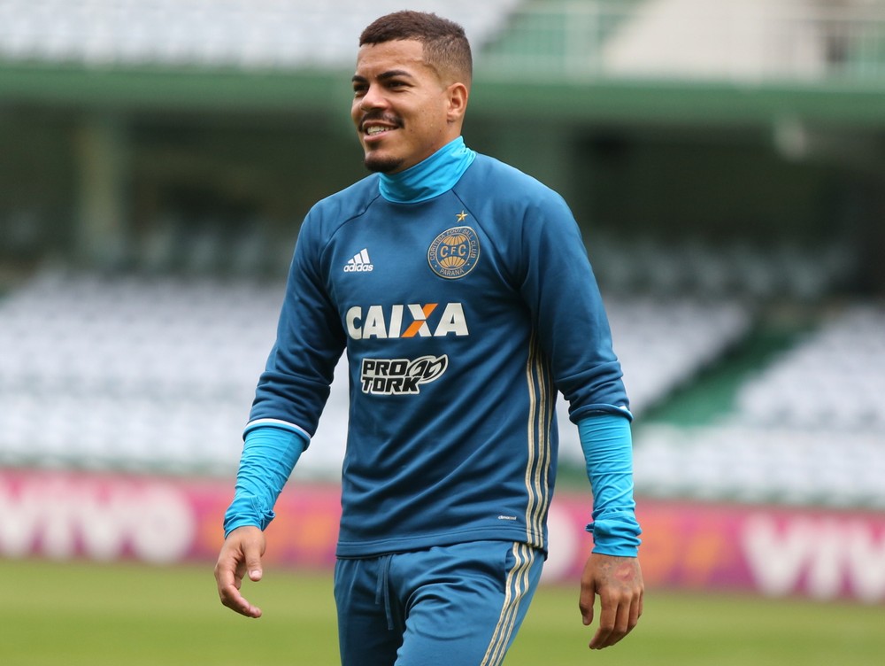 Cruzeiro busca reposição para a lateral esquerda, e Carleto, do Coritiba, interessa