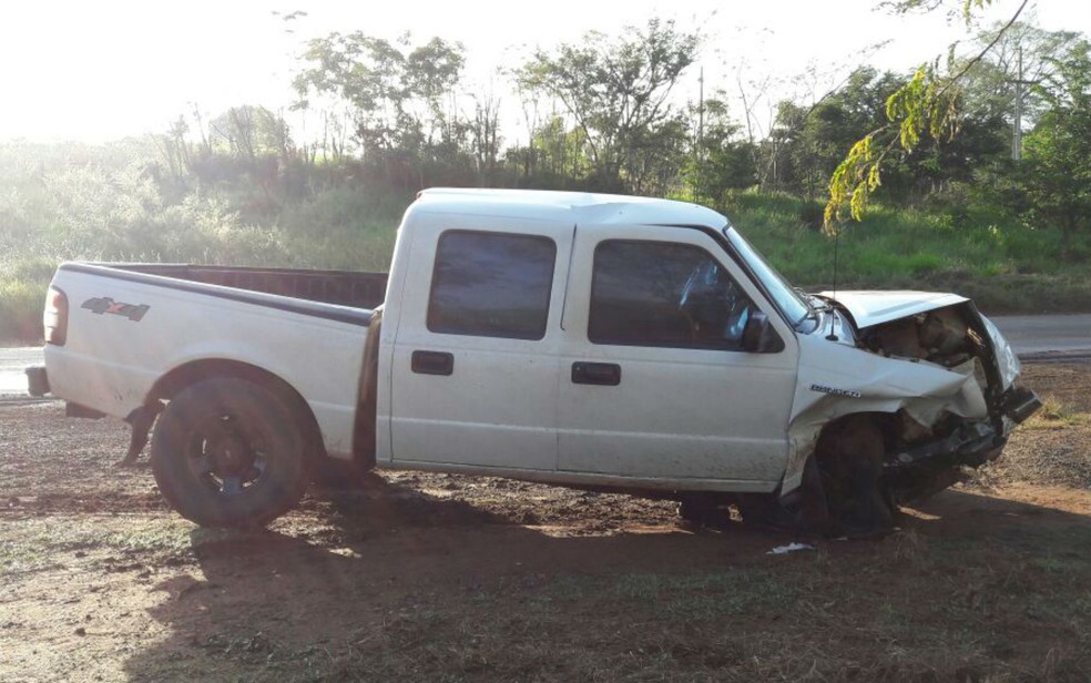 Motorista de caminhonete atingida em Itaí (SP) foi encaminhado ao hospital (Foto: Divulgação/Polícia Rodoviária de Paranapanema)